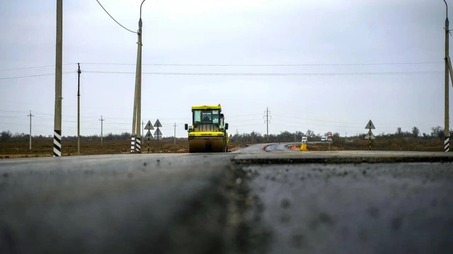 В Лиманском округе активно ремонтируют трассу «Астрахань – Махачкала» с обновлением покрытия