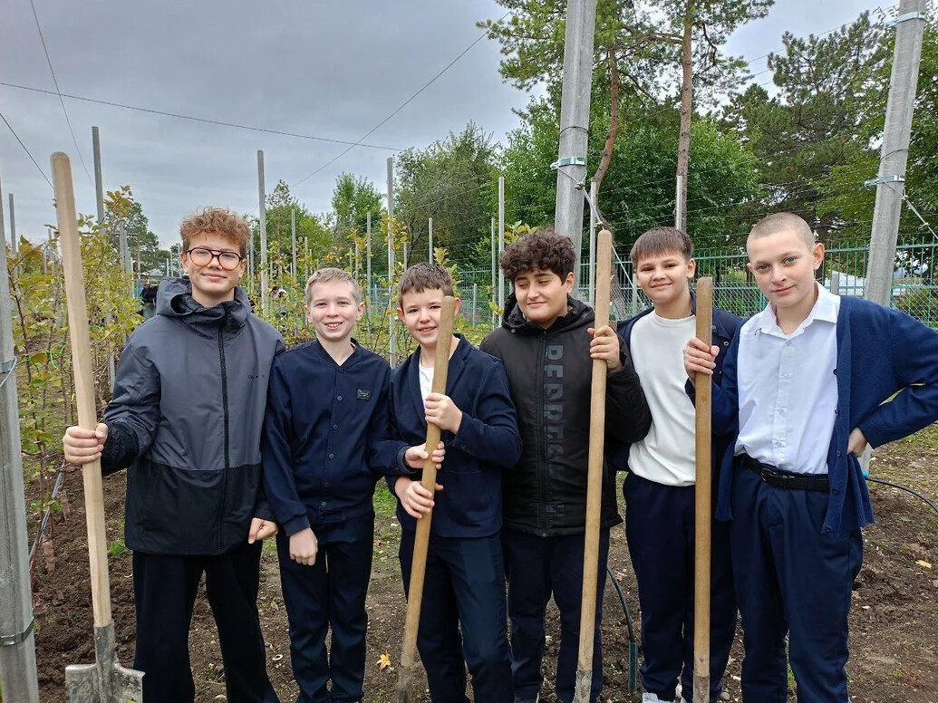 В Пятигорске заложили первый суперинтенсивный школьный сад с 480 яблонями