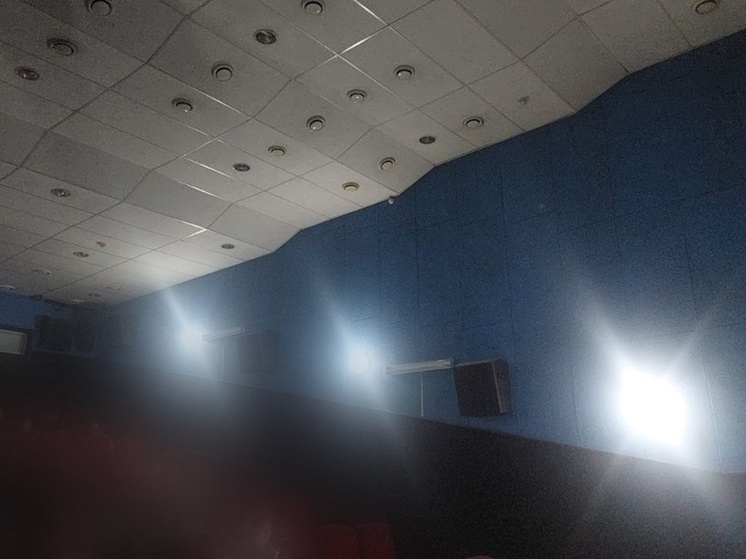 Посетители кинотеатра в Абакане обратились к врачам с ожогами глаз после сеанса