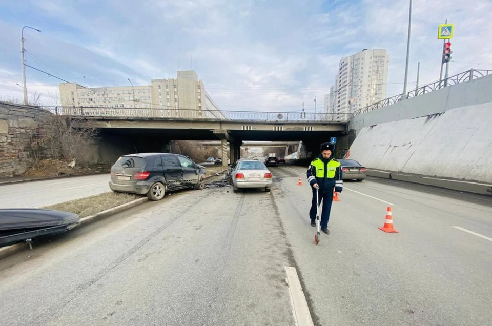 Три автомобиля столкнулись в массовом ДТП в Екатеринбурге