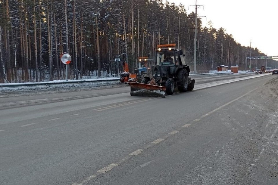 Дорожные службы Новосибирска задействовали 442 единицы техники для уборки снега
