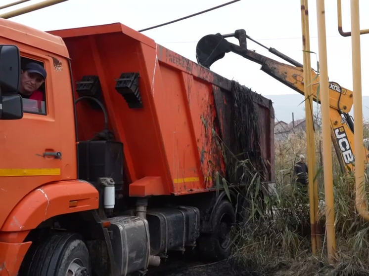 В Махачкале начали очистку дренажного канала на Фрегатной улице