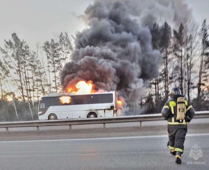 Пассажирский автобус полностью сгорел на трассе под Тюменью