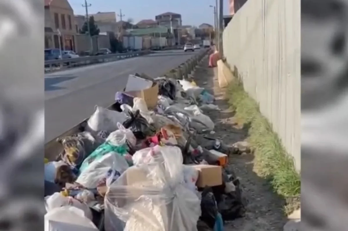 В Махачкале полгода тротуар превращается в свалку из-за отсутствия контейнеров