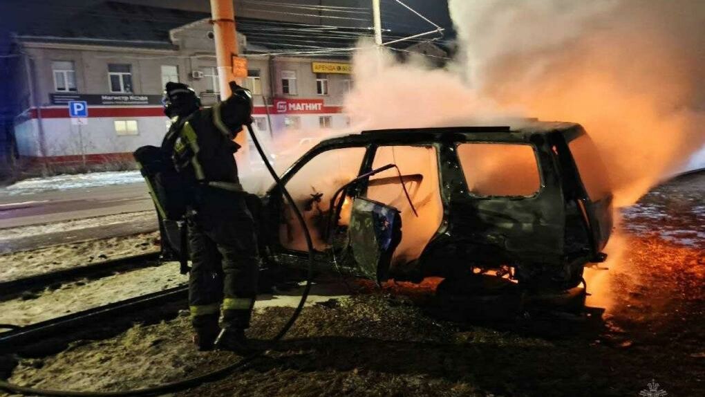 В Омске сгорел автомобиль на улице Богдана Хмельницкого