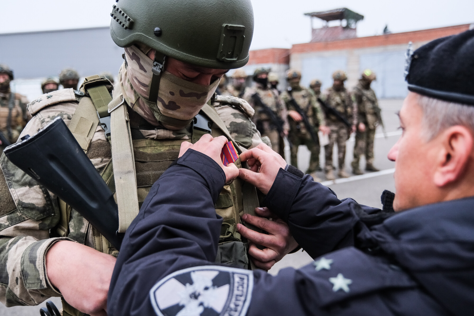 В Астрахани наградили отличившихся сотрудников спецподразделений Росгвардии — участников СВО 