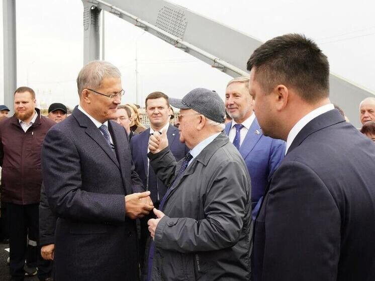 Радий Хабиров поздравил строителя Павла Рабухина с 82-летием