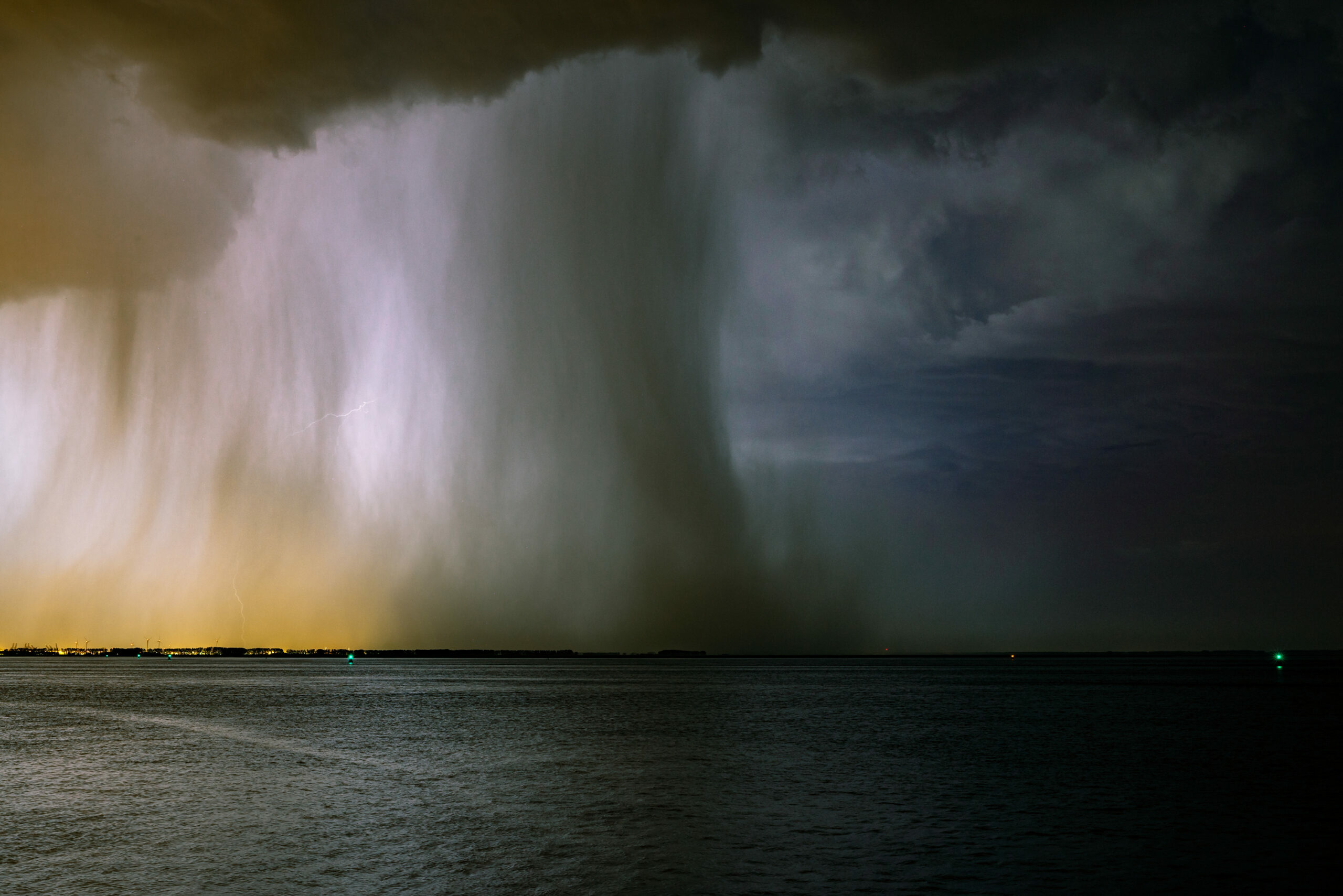 На Филиппинах туристов отправляют на массаж из-за урагана