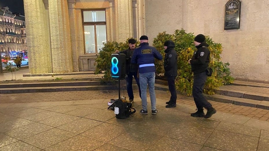 В Петербурге уличных музыкантов лишили инструментов после серии рейдов правоохранителей