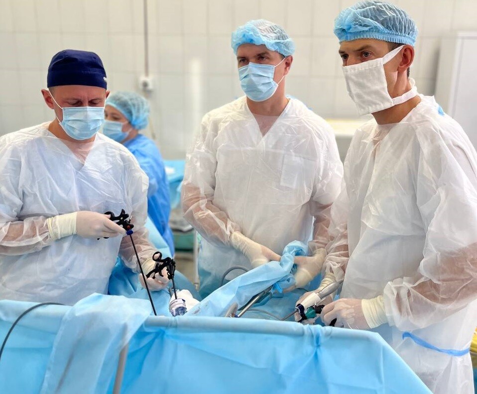 В Оренбурге хирурги провели редкую гибридную операцию по новой онкотехнике