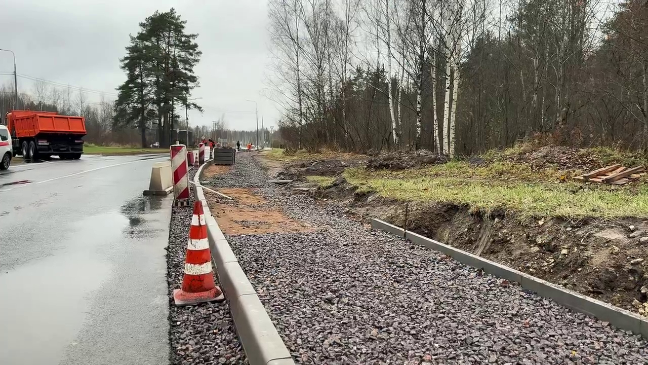 В петербургском Ломоносове по просьбам горожан сделали новый тротуар