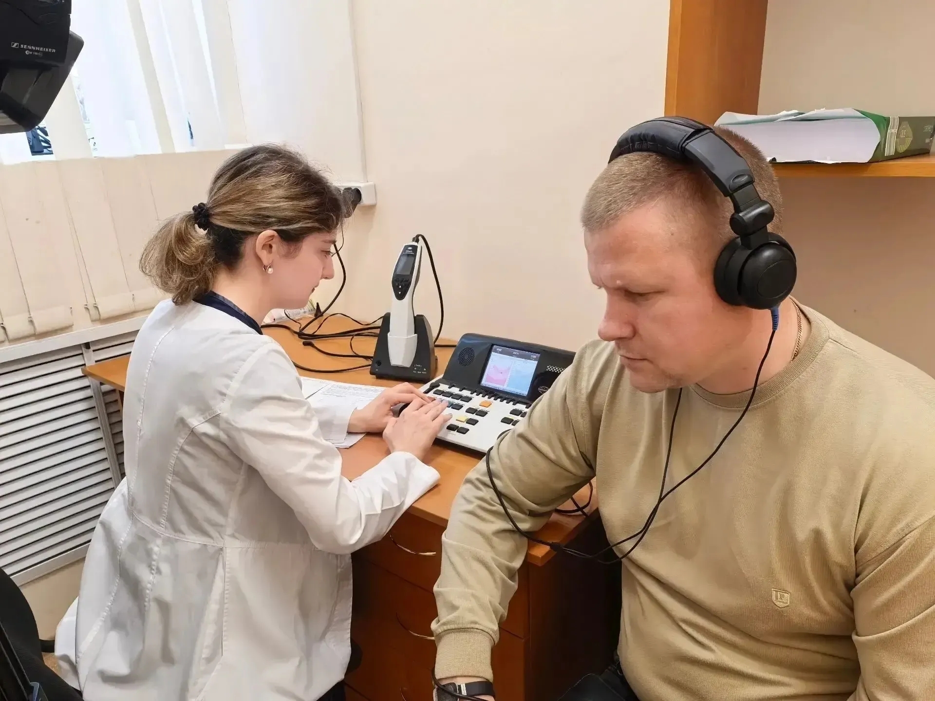 В Астрахани ветеранов с нарушениями слуха обследовали по новой программе