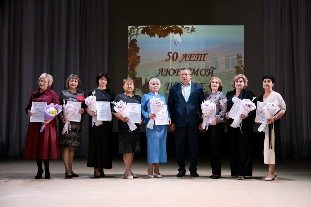 Игорь Мартынов поздравил Камызякскую среднюю общеобразовательную школу №4 с юбилеем