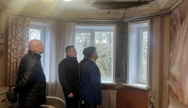 В многоквартирном доме в Калуге рухнул потолок