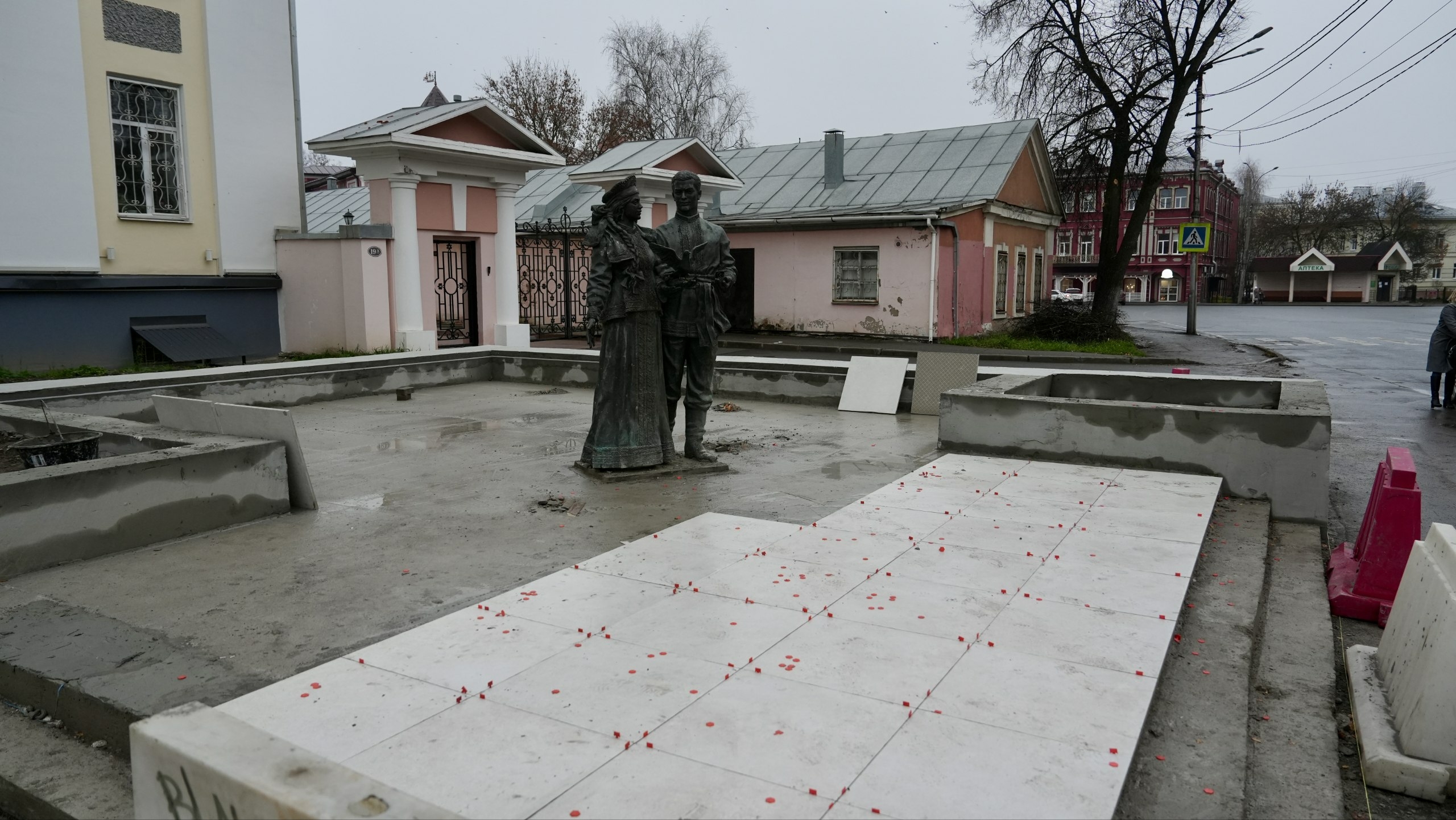 В Вологде благоустраивают территорию возле Городского Дворца культуры