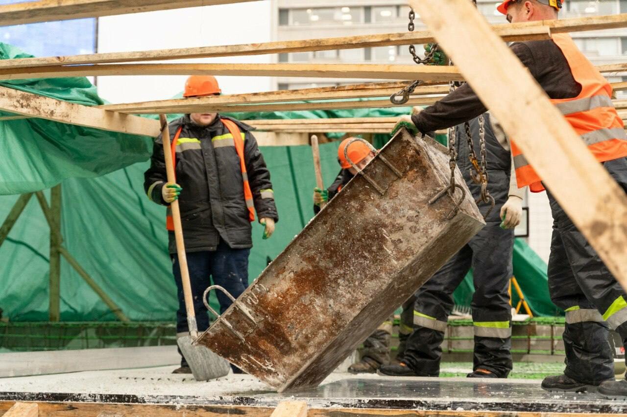 В Мурманске на Пяти Углах начали укладку архитектурного бетона