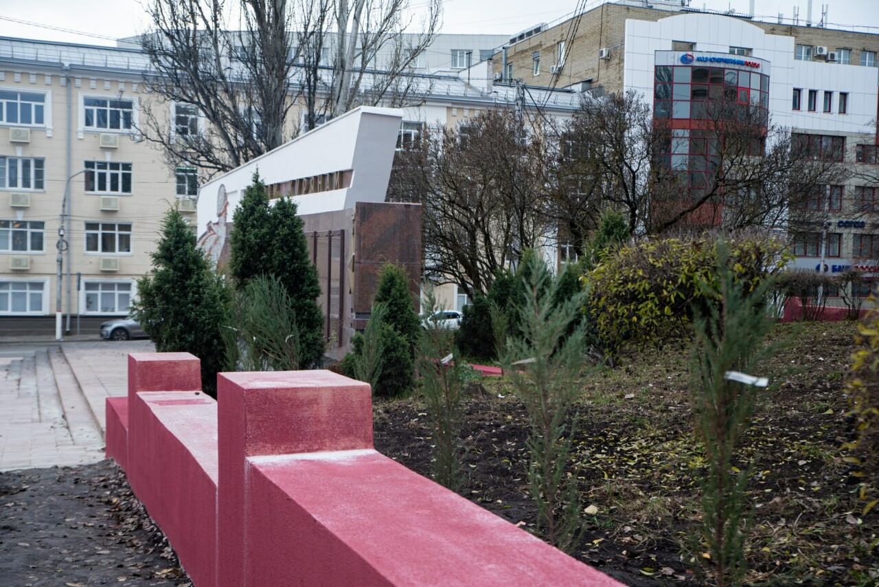 В Курске завершается благоустройство сквера у Главпочтамта на Красной площади