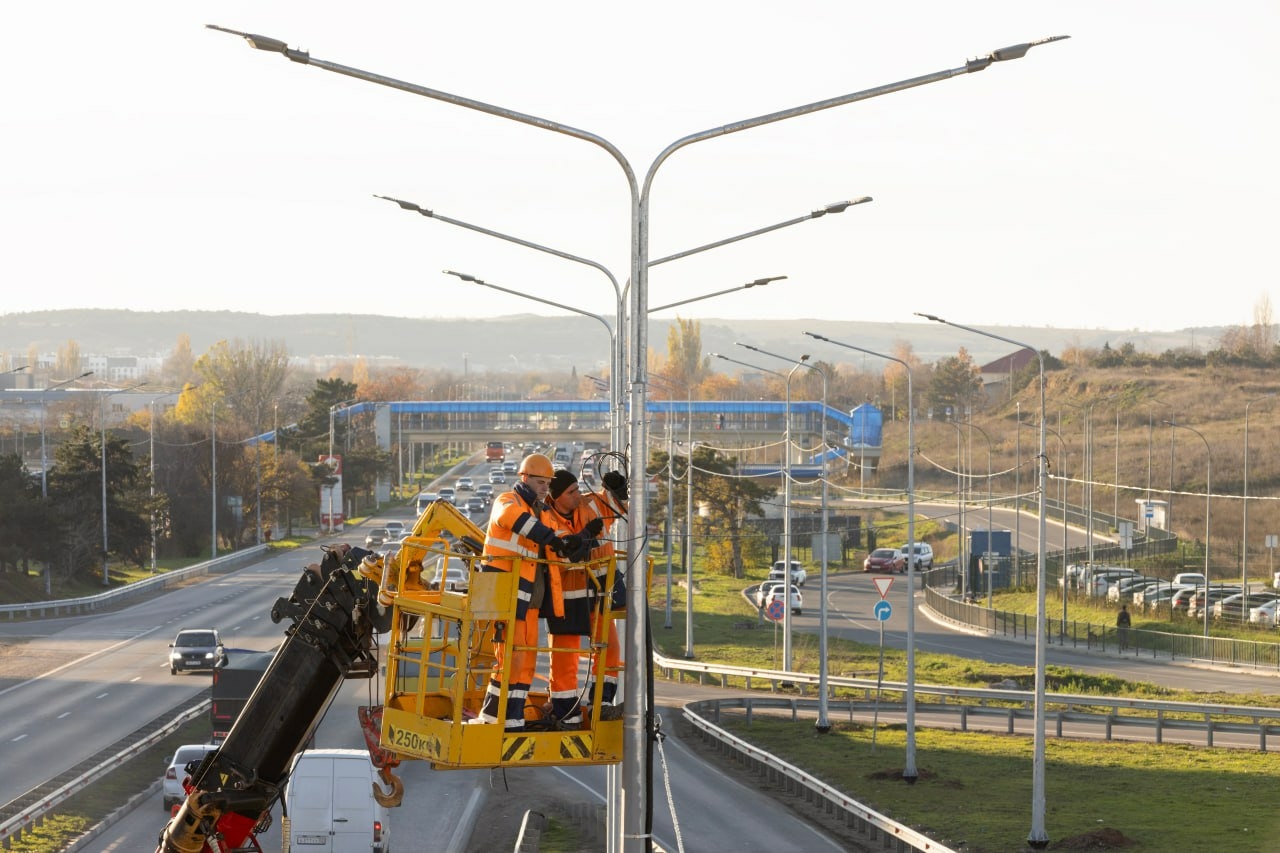 На ключевых трассах Крыма внедряют современное освещение