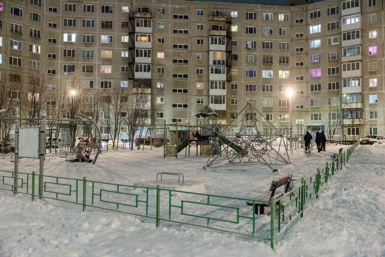 Иван Лебедев проверил установку освещения на детской площадке в Мурманске