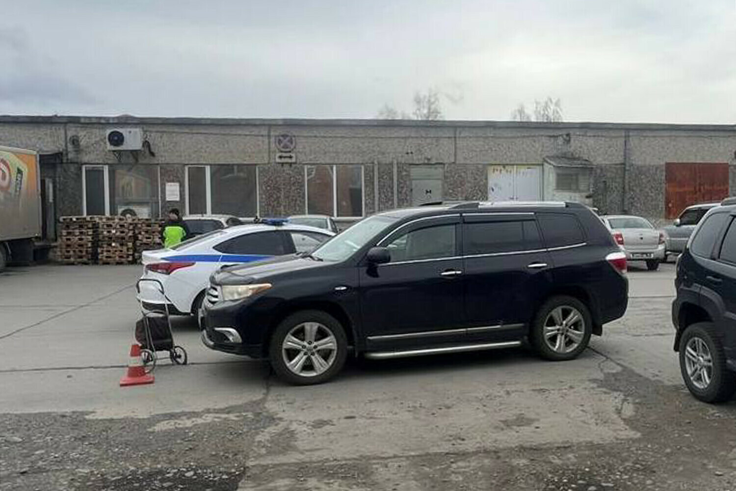 Внедорожник в Саяногорске травмировал 87-летнюю женщину при обычном маневре