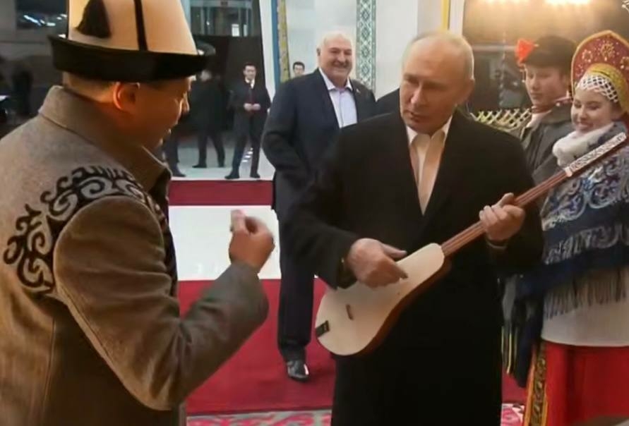 Путин в Бишкеке сыграл на кыргызском национальном инструменте