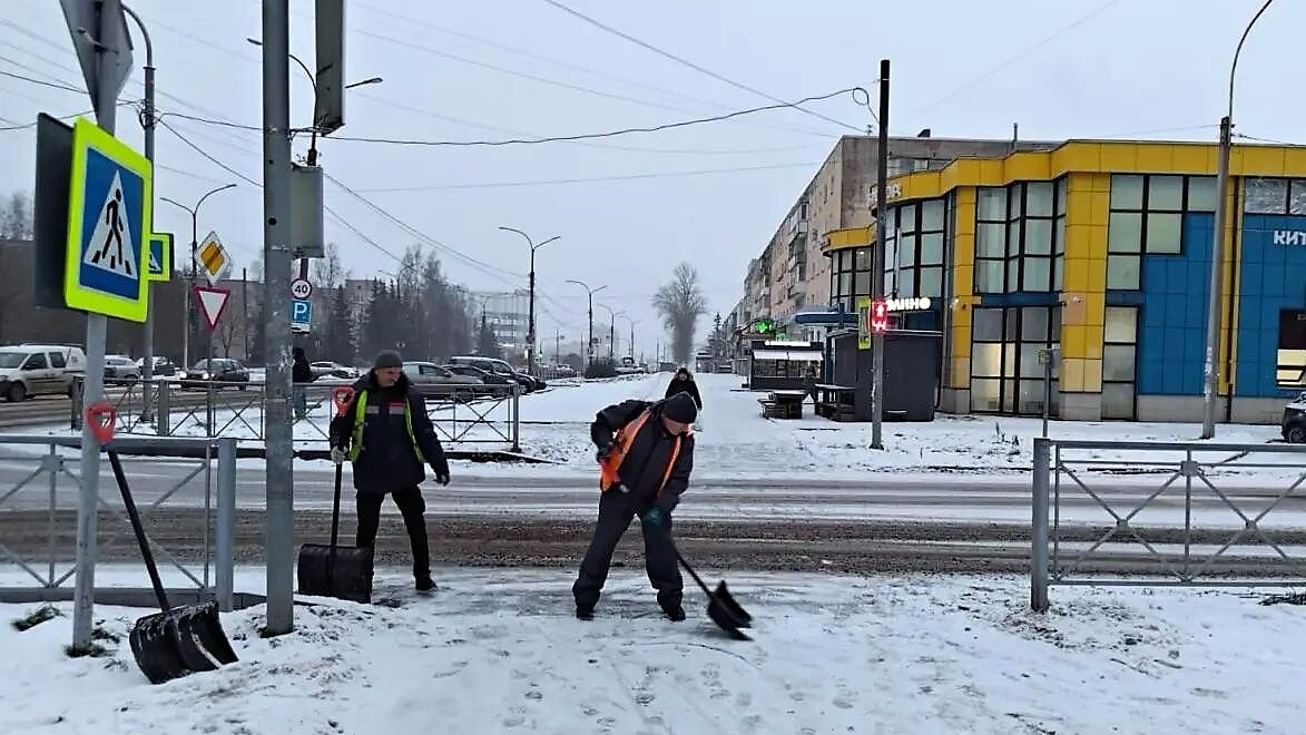 Свыше 100 единиц техники и коммунальщиков вышли на уборку Великого Новгорода