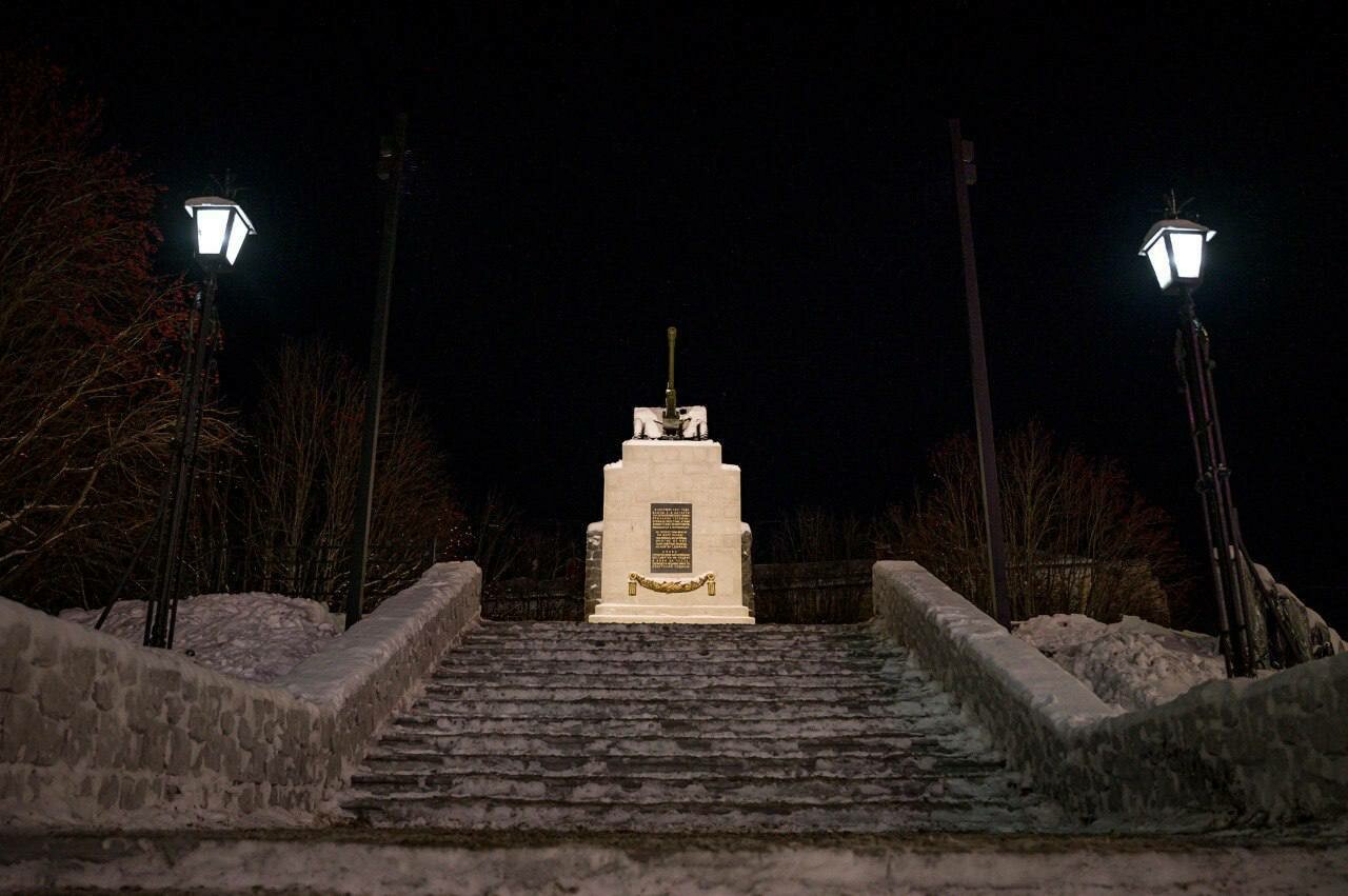 В Мурманске памятник воинам 6-й комсомольской батареи украсила подсветка