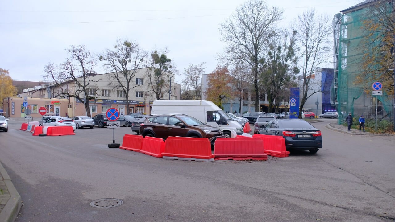 В Калининграде с 1 декабря закроют парковку на Барнаульской