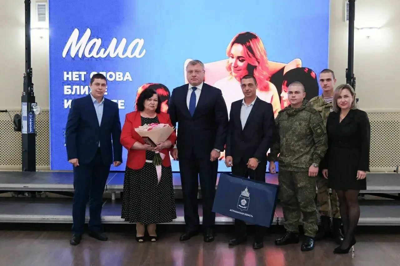 Игорь Бабушкин вручил десяти астраханкам медаль «Материнская слава»