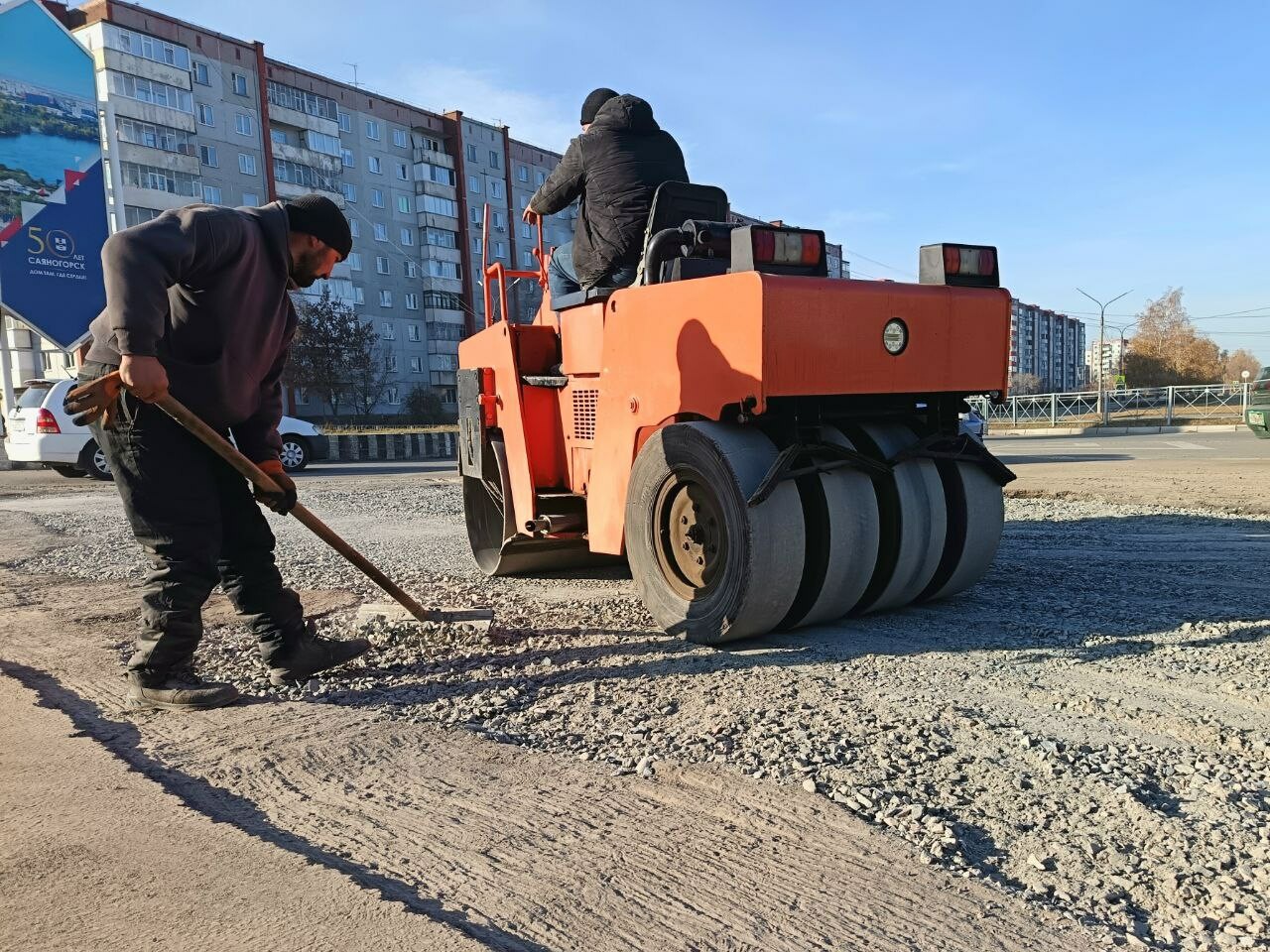 Молодняков сообщил, что в Саяногорске и Богословке продолжают ремонтировать дороги