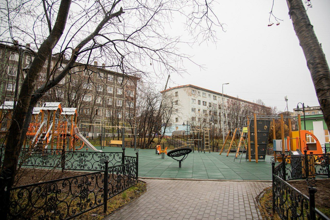 Иван Лебедев рассказал о завершении реконструкции детской площадки за школой № 1