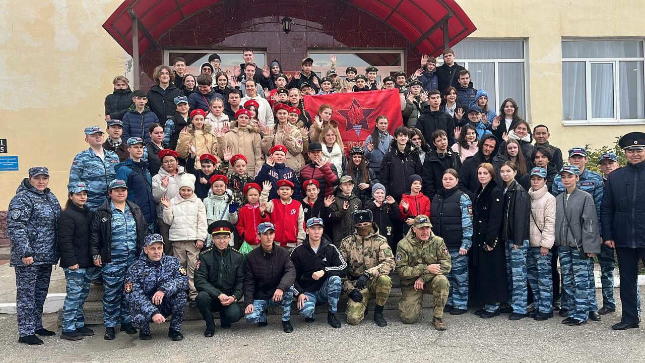 Почти сотня астраханских школьников увидела службу Росгвардии изнутри в День призывника