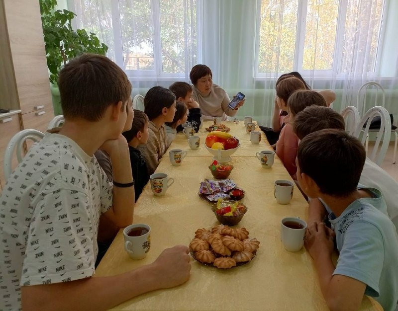 Мама астраханского бойца СВО рассказала рассказала детям из соццентра о подвиге сына