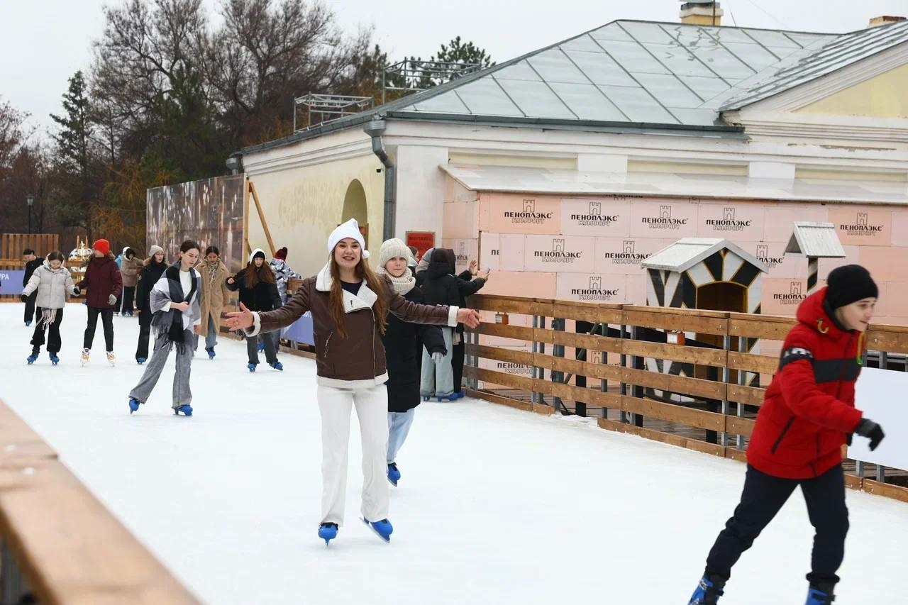 Игорь Бабушкин сообщил об открытии новогоднего катка в Астраханском кремле