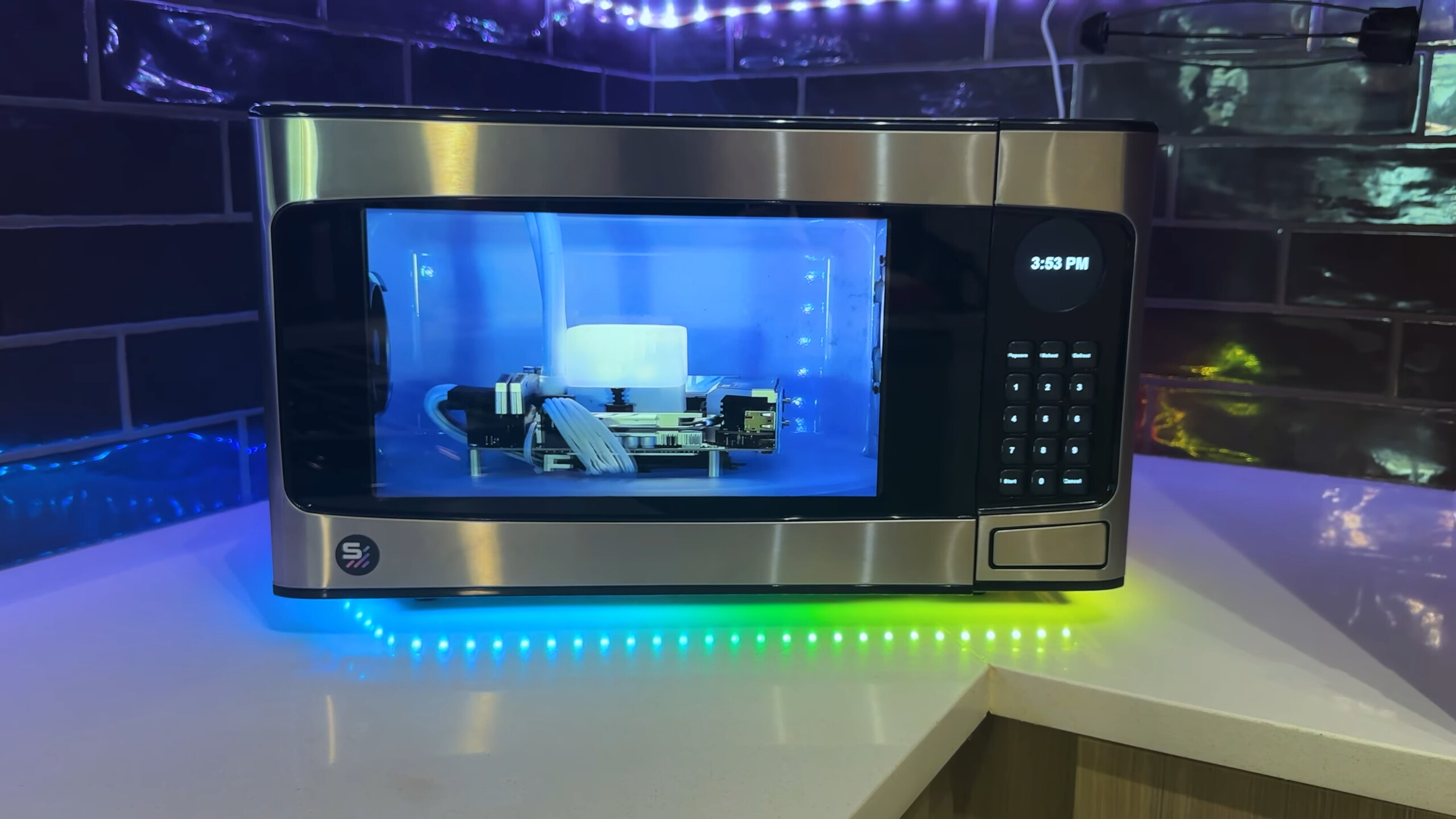 Нестандартный гибрид: представлен компьютер в корпусе микроволновой печи