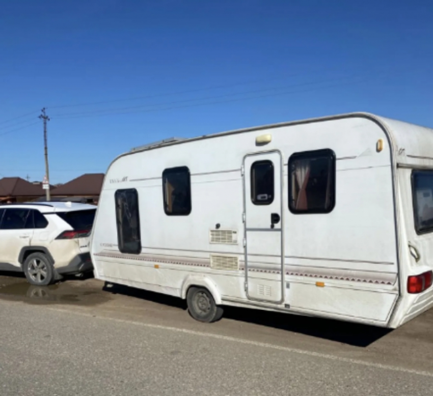 На трассе в Астраханской области нашли фургон с морозилкой, полной осетров