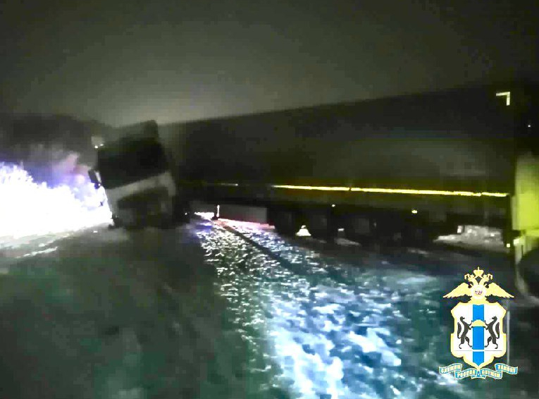 Шесть человек, включая двоих детей, погибли в страшном ДТП на трассе Новосибирск-Кемерово