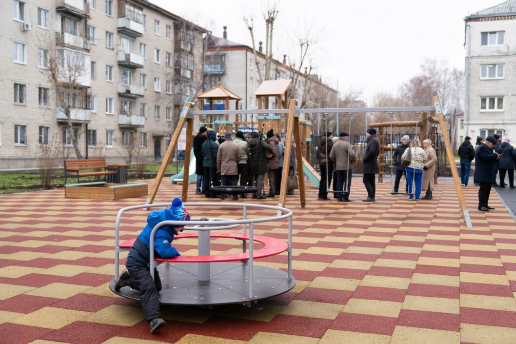 Во дворе на Игримской улице в Тюмени открыли детскую и спортивную зоны после благоустройства