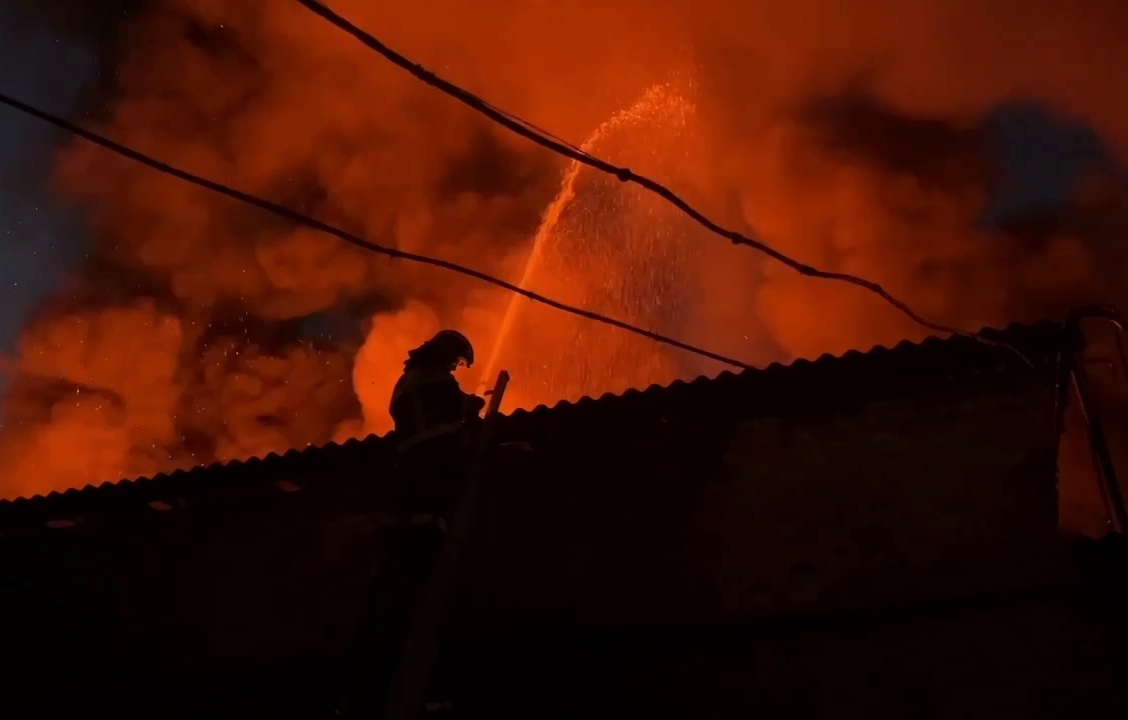 В Астрахани на Красной Набережной сгорели три павильона у крупнейшего рынка
