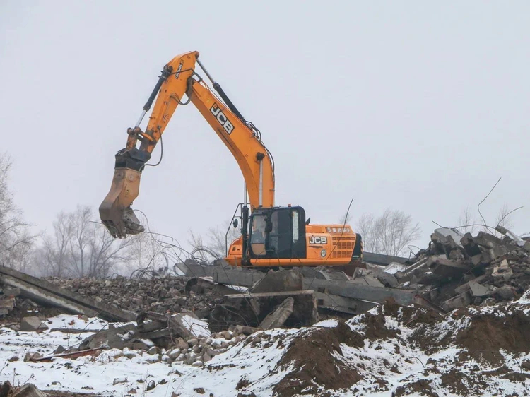 Демонтаж старых зданий на месте аэропорта Омск-Федоровка ведется круглосуточно