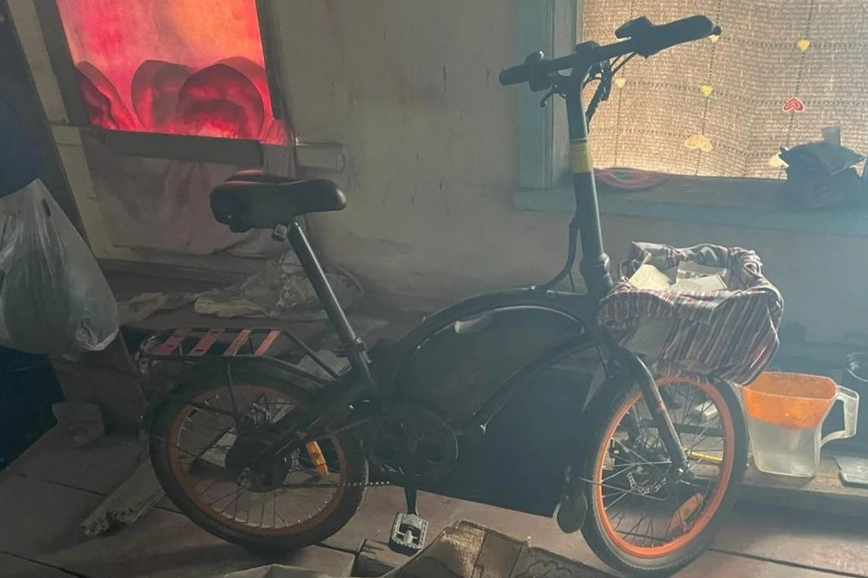 В Хакасии мужчина взял топор и украл электровелосипед прямо у поликлиники