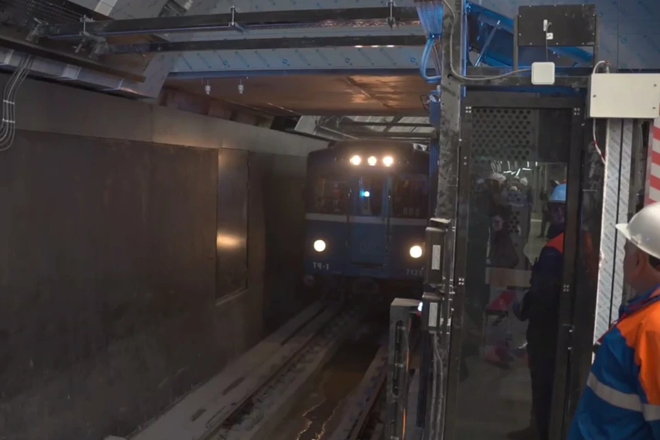 Первый тестовый поезд прошел по коричневой ветке метро Петербурга без остановок