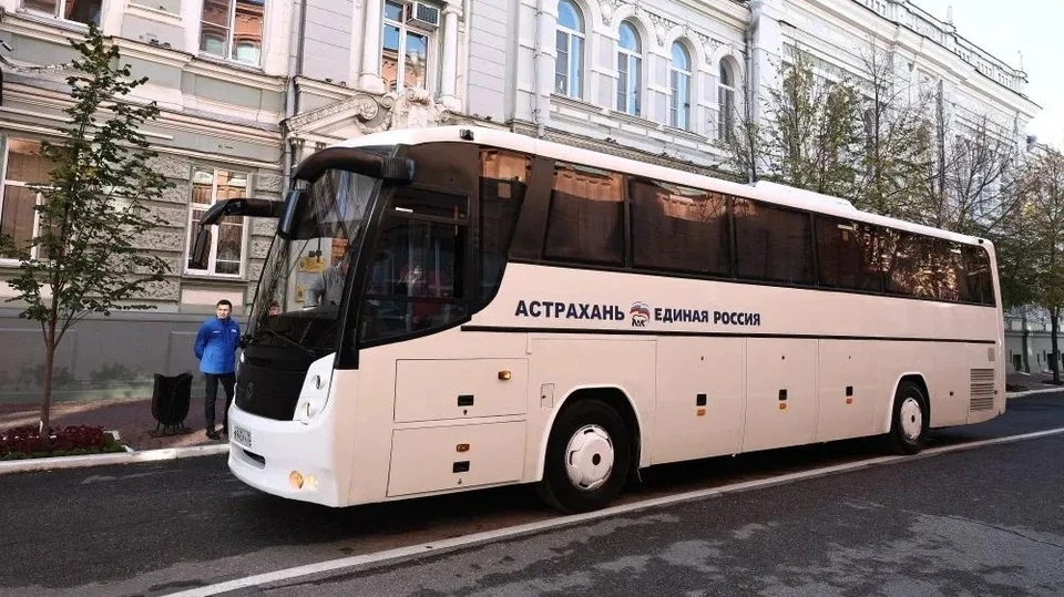 Астраханский губернатор передал бойцам СВО комфортабельный 45-местный автобус