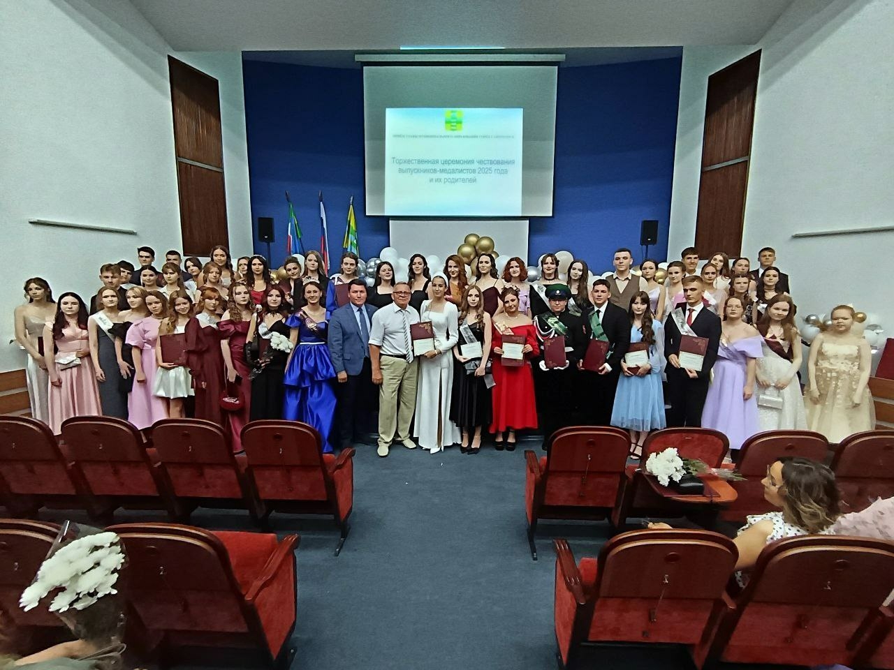 Евгений Молодняков поздравил городской отдел образования с 50-летним юбилеем