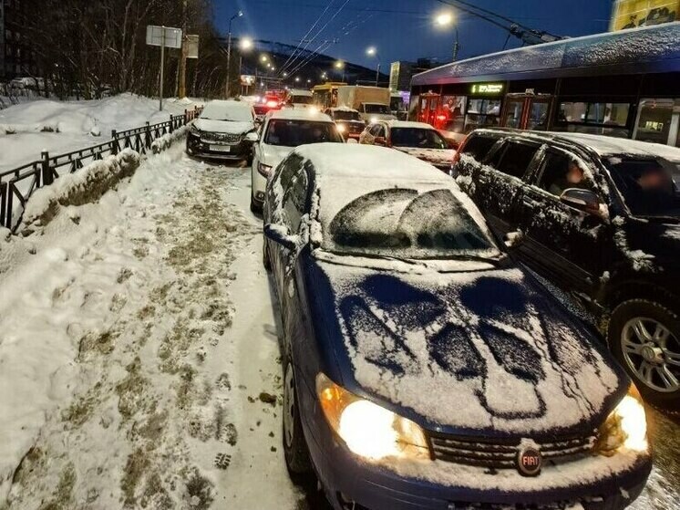 В Мурманске KIA врезалась в три припаркованные машины