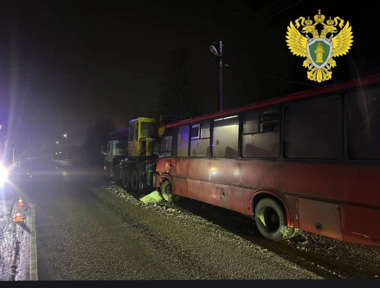 На трассе у Келози пассажирский автобус столкнулся с КАМАЗом в вечерний час пик