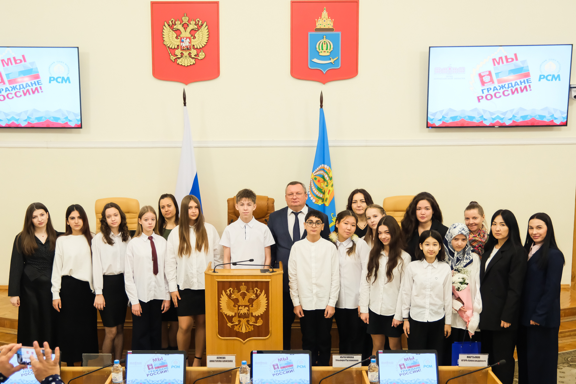 Игорь Мартынов поздравил 14-летних школьников с получением первого паспорта