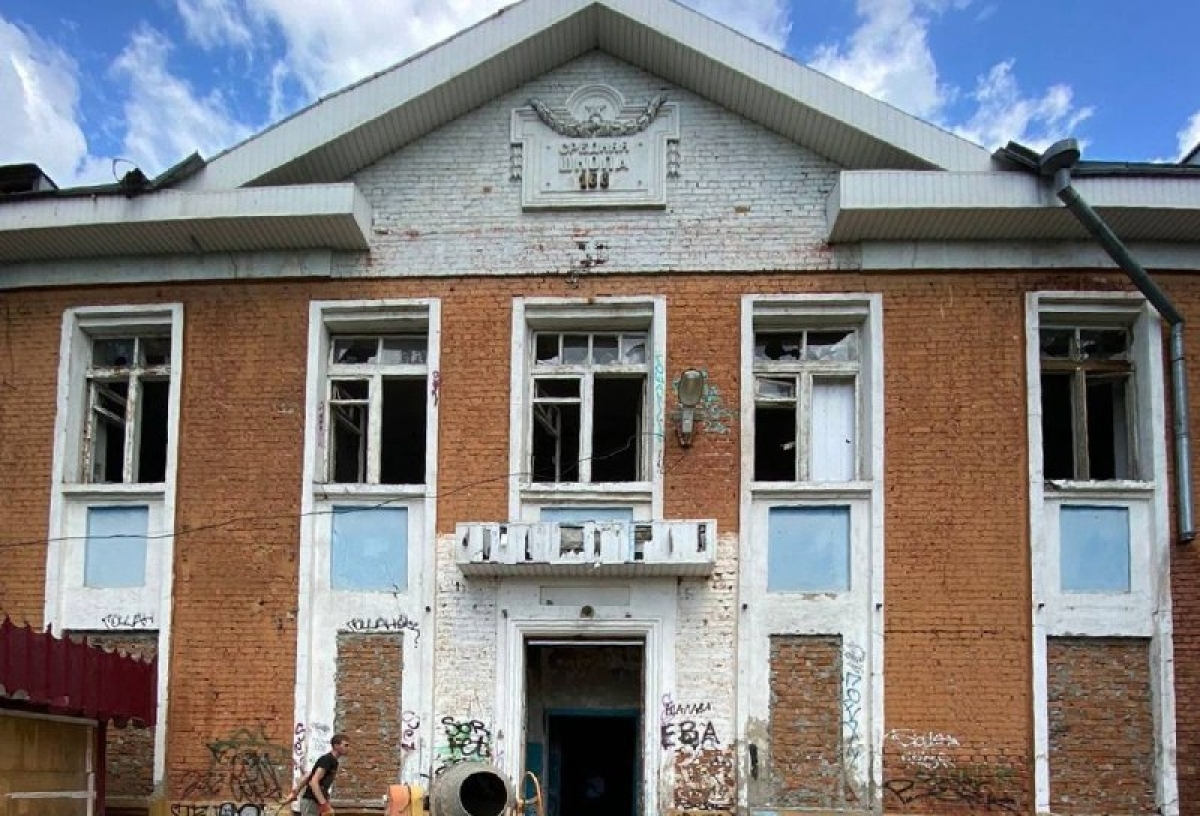 В Омске снесут заброшенное здание бывшей школы на улице Свободы