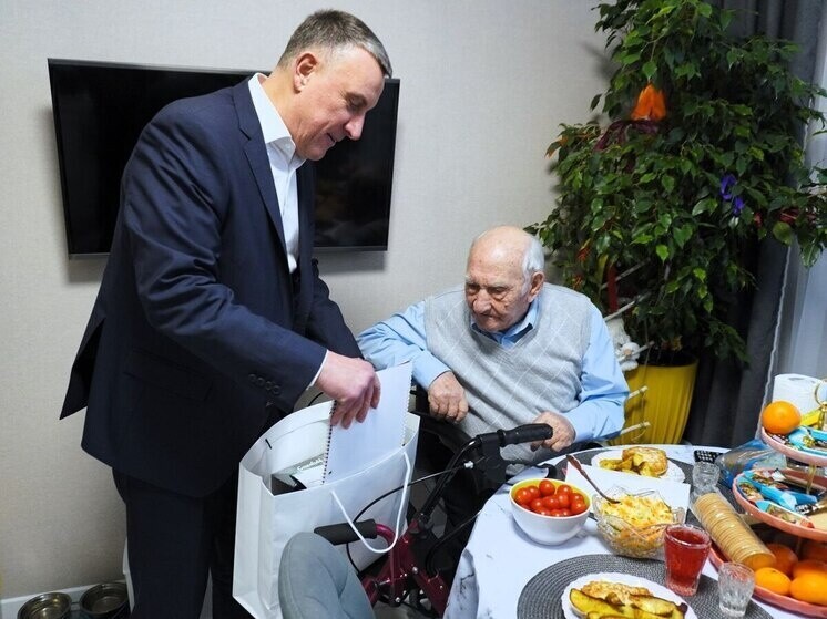 Мэр Великого Новгорода навестил ветерана войны накануне Нового года