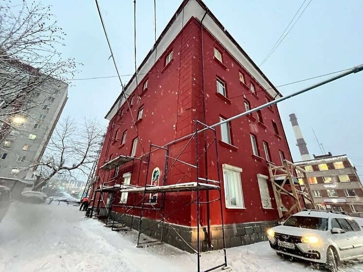 В Мурманске завершается ремонт 29 фасадов зданий с новой подсветкой и муралами